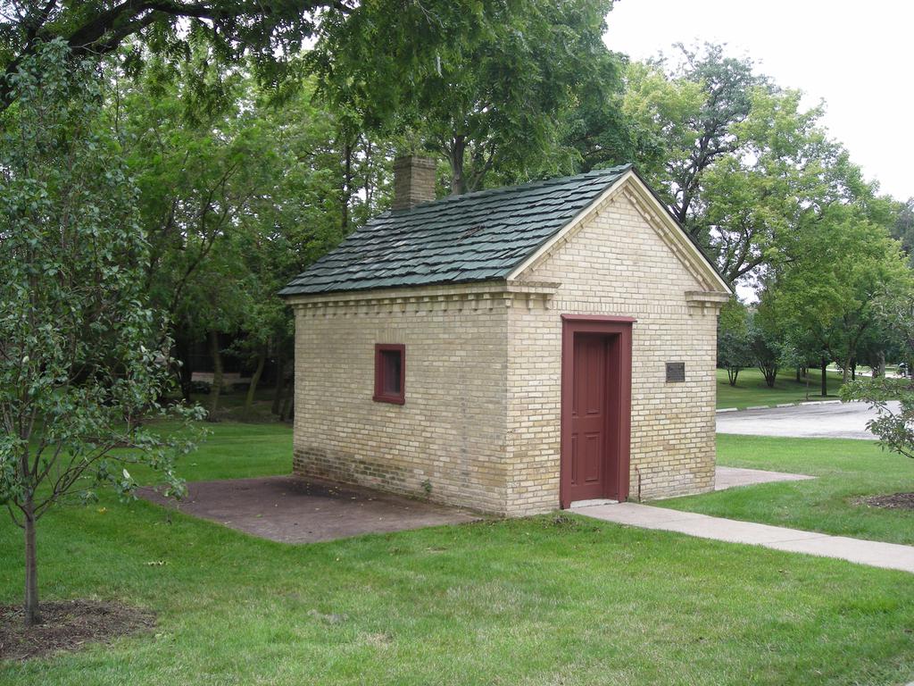 A tavern in Illinois that was built around the same time as the Neff Tavern Smokehouse. [source](https://ourlocalhistory.files.wordpress.com/2014/07/sunderlage-smokehouse.jpg)
